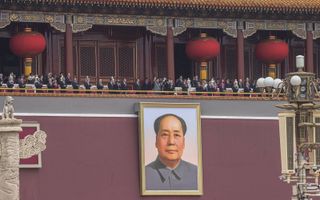 De Chinese leider Xi Jinping (m.) hield donderdag zijn toespraak ter ere van het 100-jarig bestaan van de Communistische Partij boven een gigantisch portret van oud-leider Mao Zedong. beeld EPA, Roman Pilipey