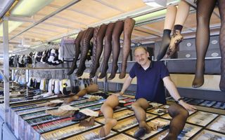 Erik Blonk staat achter zijn kraam op de markt in Staphorst. Zijn panty’s en sokken verkoopt hij ook op de markt in Rijssen. beeld Sjaak Verboom