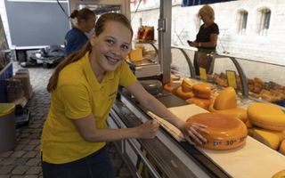 Ook het snijden van kaas hoort bij het vakantiewerk van Annerinde Hogendoorn. beeld Martin Droog