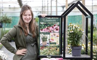 Gerriëtte Stuurbrink-de Vree helpt in tuincentrum De Batterijen met het prijzen en wegzetten van planten. beeld VidiPhoto