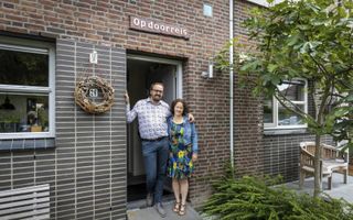 Wouter en Arjanne Rijneveld voor hun woning in Gorinchem.   beeld RD, Henk Visscher