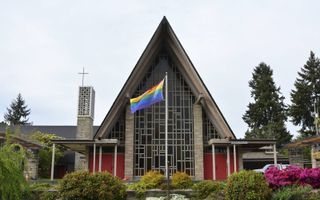 Ook de Sand Point Community United Methodist Church in Seattle, in de staat Washington, tooit zich met de regenboogvlag. beeld Wikimedia, Joe Mabel