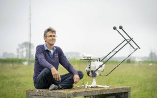 Onderzoeker Bert Heusink­veld bij een zonnevolger op het meteorologisch waarnemingsterrein van de universiteit in Wageningen. beeld Niek Stam