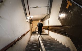 Een lange, steile trap van 36 treden voert naar de grote ondergrondse atoomvrije bunker onder het ministerie van Defensie in Den Haag.   beeld RD, Henk Visscher