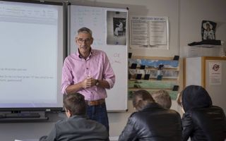 Docent Nederlands Cor van ‘t Hof geeft wekelijks les aan drie klassen op de Pieter Zandt Scholengemeenschap in Kampen.  beeld Freddy Schinkel​