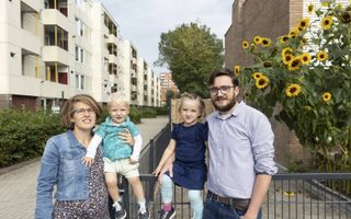 Rijnie en Gerko Wassink met twee van hun drie kinderen voor hun woning in Kanaleneiland. „In veel wijken zitten mensen vooral achter hun schutting in de achtertuin, hier zitten ze voor op straat.” beeld RD, Anton Dommerholt