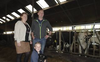 Martin en Petra de Jong met hun zoon Mattheus. De melkveehouderij is in 1971 begonnen door Martins vader.  beeld RD