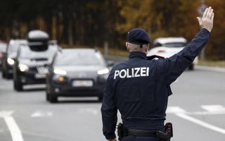 De Oostenrijkse politie dirigeert auto’s naar de kant voor een controle op de coronapas, maandag op de ring van Klagenfurt. beeld AFP, Gert Eggenberger