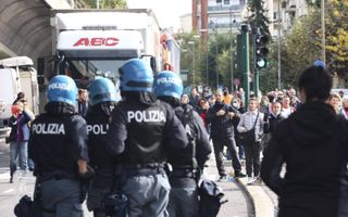 Italiaanse politieagenten bewaken de haven van Trieste tijdens protesten tegen de coronapas. beeld EPA, Paolo Giovannini