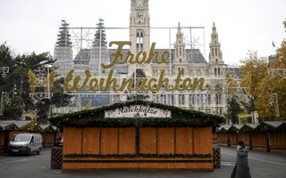 Oostenrijk is deze week in een strenge lockdown gegaan. Foto: een gesloten kerstmarkt voor het Weense stadhuis. beeld EPA, Christian Bruna