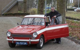 Carel van Leeuwen (62) uit Hoofddorp met zijn Triumph Herald 13/60 Sedan uit 1964. beeld RD, Anton Dommerholt