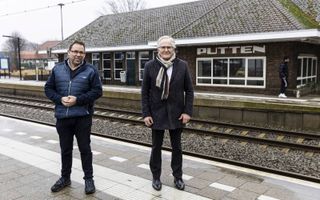 Arap-John Tigchelaar van Wij Putten (links) en historicus Evert de Graaf bij het station van Putten. beeld André Dorst