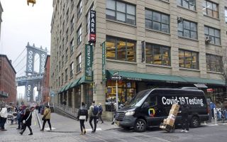 Op bijna elke straathoek van Manhattan staat wel een speciale bestelbus waarin coronatesten worden afgenomen. beeld Ewout Kieckens