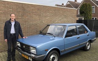 Kees van der Slikke uit Tholen knapte de auto op die ooit van zijn ouders was: een Fiat 131 Mirafiori. beeld familie Van der Slikke