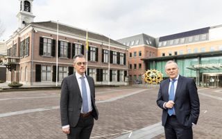 Wethouder Van Daalen (l.) en burgemeester Luteijn van Barneveld. beeld RD, Anton Dommerholt
