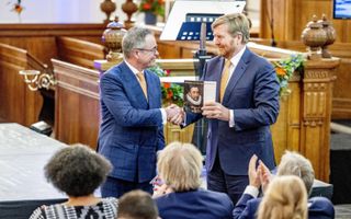 Burgemeester Wienen overhandigde een brievenbundel van Willem van Oranje. beeld ANP, Robin Utrecht