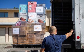Hulpgoederen met bestemming Oekraïne gaan op transport in de Amerikaanse stad Los Angeles. beeld EPA, Apu Gomes