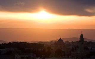 „Met de overwinning over dood en graf breekt de heerschappij van God zich baan. De reikwijdte van de verzoening begint op te lichten.” Foto: zonsopgang Jeruzalem. beeld RD, Henk Visser