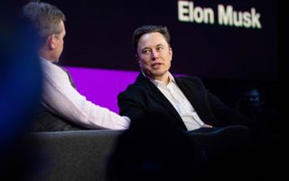 Elon Musk in gesprek tijdens een conferentie in Canada, vorige week. Beeld AFP, Ryan Lash