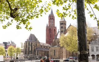 De romaanse Sint-Servaasbasiliek voor de rooms-katholieken (rechts) en de gotische Sint-Janskerk voor de protestanten (links) staan broederlijk naast elkaar aan het Vrijthof in Maastricht. beeld RD, Anton Dommerholt