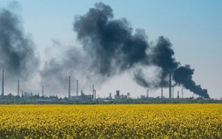 Opstijgende rook na een Russische artillerieaanval op een olieraffinaderij in de buurt van Lysychansk, 9 mei 2022. beeld AFP, Yasuyoshi Chiba