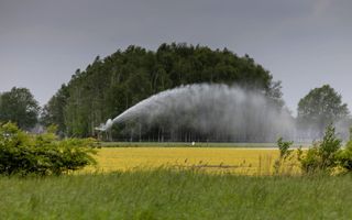 Landbouwers besproeien hun akkers in Brabant. beeld ANP, Robin van Lonkhuijsen