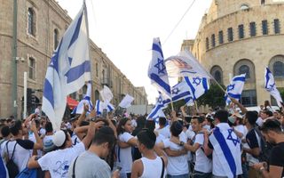 De vlaggenmars in 2021 op het moment dat de deelnemers in Jeruzalem de Jaffastraat verlaten en de muren van de Oude Stad bereiken.