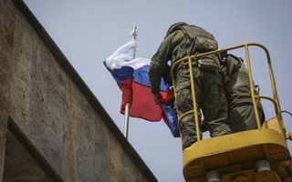 In Svitlodarsk, in de regio Donetsk, hangt sind 26 mei de Russische vlag op het stadhuis. beeld EPA, Alessandro Guerra