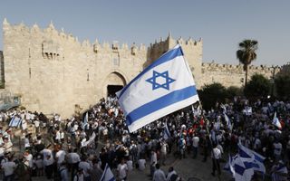 Vlaggenmars bij de Oude Stad van Jeruzalem. beeld EPA. Atef Safadi