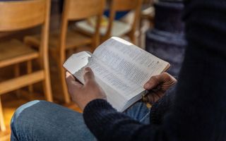 Een Iraanse asielzoeker leest de Bijbel. beeld RD, Henk Visscher
