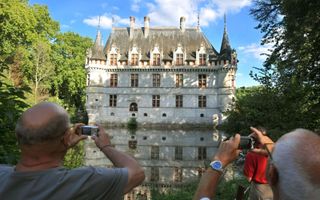 Op een foto uit 2010 is te zien dat toeristen met een digitale compactcamera een Frans kasteel vastleggen. beeld AFP, Alain Jocard