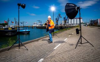 Industrieel fotograaf Rogier Bos in de Rotterdamse haven.  beeld Cees van der Wal