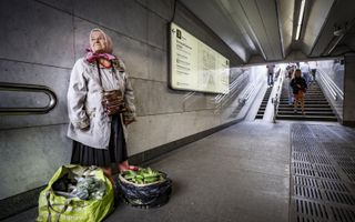 Een oudere vrouw verkoopt komkommers in de metro van Moskou. beeld EPA, Yuri Kochetkov
