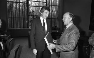 Chris van Veen (r.) en Wim Kok sluiten in 1982 een sociaal akkoord. beeld ANP