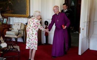 Justin Welby, de aartsbisschop van Canterbury, en koningin Elizabeth in juni dit jaar. beeld AFP, Andrew Matthews
