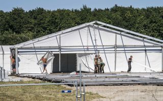 In Zoutkamp wordt gewerkt aan een nieuwe noodopvanglocatie voor honderden asielzoekers. beeld ANP, Siese Veenstra