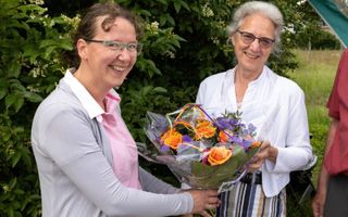 Rieneke van den Hoven-Los (l.) geeft een bloemetje aan haar schoonmoeder Marja van den Hoven-Visser. Zij staat altijd klaar voor haar moeder, die veel zorg nodig heeft.  beeld Dirk Hol