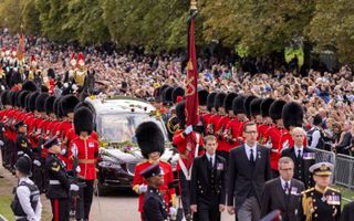 De rouwstoet met koningin Elizabeth op weg van Westminster Abbey naar Windsor Castle. beeld Reuters, Nanda Atherton