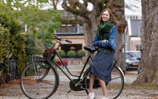 Jacoline van Dijke uit Dordrecht rijdt nu alweer drie jaar op de oude fiets van haar oma. „Dit oude baasje, zonder versnellingen en met achteruittraprem, rijdt als een zonnetje!” beeld RD, Anton Dommerholt