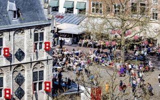Winkelend publiek en terrasjes in Gouda. beeld ANP, Robin Utrecht