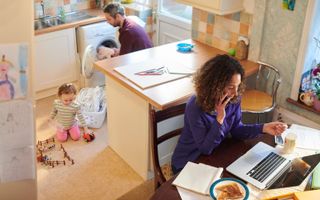 Het combineren van werk en gezin is voor veel Nederlandse gezinnen een flinke uitdaging. beeld iStock