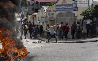 Haïtianen protesteren tegen de arrestatie van journalist Robest Dimanche die verslag legde van een protest afgelopen zondag in de hoofdstad Port-au-Prince. beeld AFP, Robert Pierrin