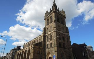 Kerk in Perth, Schotland. Veel Schotse kerken stellen warme ruimten beschikbaar voor mensen die moeite hebben om hun energierekening te betalen.  beeld Aaron Bradley