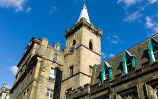 De Magdalenakapel in het Schotse Edinburgh ligt wat verscholen aan de Cowgate. The Scottish Reformation Network zorgt voor de openstelling en vertelt er het verhaal van de rijke geschiedenis van het kerkgebouw. beeld Getty Images/iStockphoto