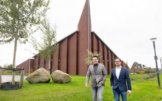 De architecten Sander Ros (l.) en Henk de Gelder van RoosRos Architecten voor het energiezuinige kerkgebouw van de gereformeerde gemeente in Nieuw-Beijerland. beeld Dirk Hol