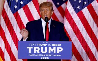 Oud-president Donald Trump stelde zich dinsdagavond in Florida kandidaat voor de verkiezingen van 2024. beeld AFP, Alon Skuy