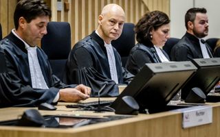 De rechtbank onder leiding van voorzitter H. Steenhuis (2e van link) voorafgaand aan de uitspraak. beeld ANP REMKO DE WAAL