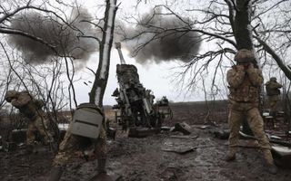 Oekraïense militairen nemen Russische stellingen onder vuur. beeld AFP, Anatolii Stepanov