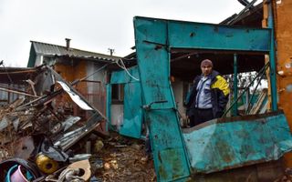 Verwoest huis in de buurt van Mykolajiv. beeld EPA, Oleg Petrasyuk