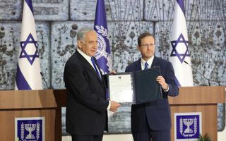 Netanyahu (l.) en president Herzog. beeld EPA, Abir Sultan